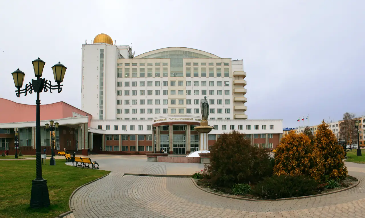 Главный корпус БелГУ и площадь перед ним