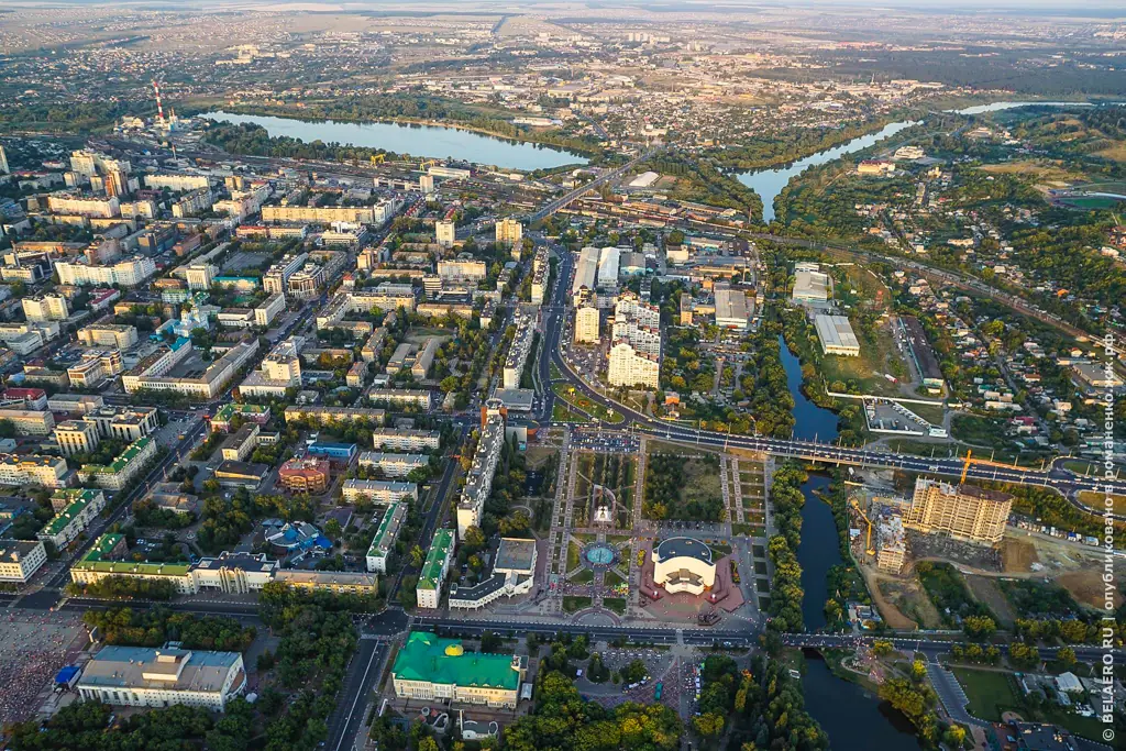 Музейная площадь Белгорода с музеем-диорамой и парком Победы, вид с аэростата