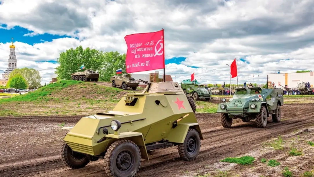 Показ бронетехники на танкодроме музея-заповедника «Прохоровское поле»
