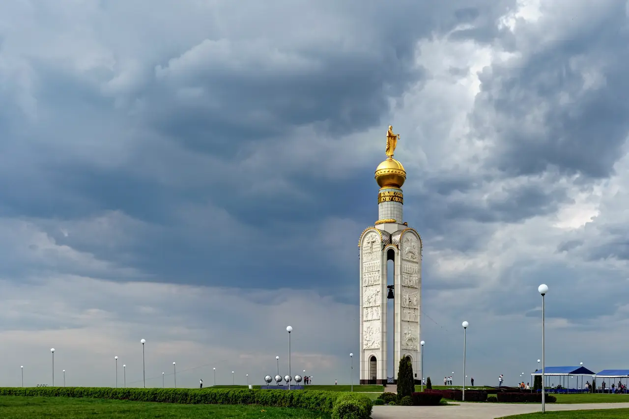 Звонница на Прохоровском поле и дорожки мемориального комплекса