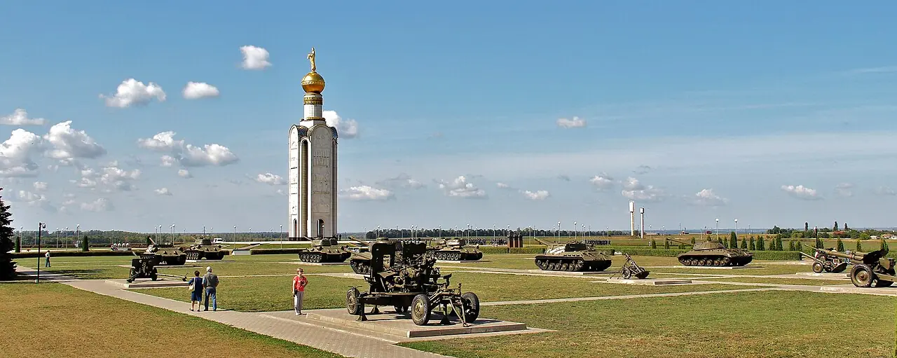 Мемориальная площадка музея-заповедника «Прохоровское поле» с военной техникой и Звонницей