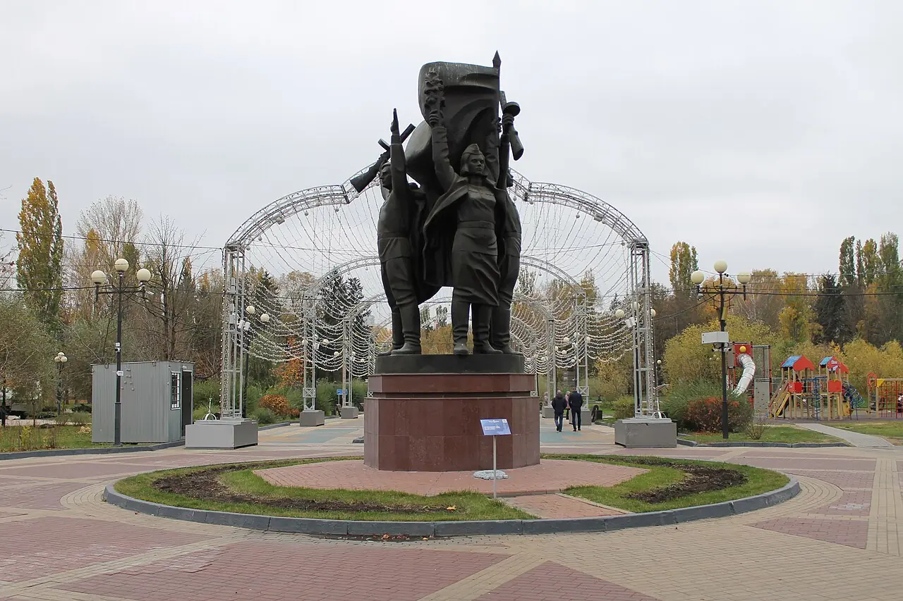 Скульптурная композиция «Победа» и аллеи парка Победы в Белгороде